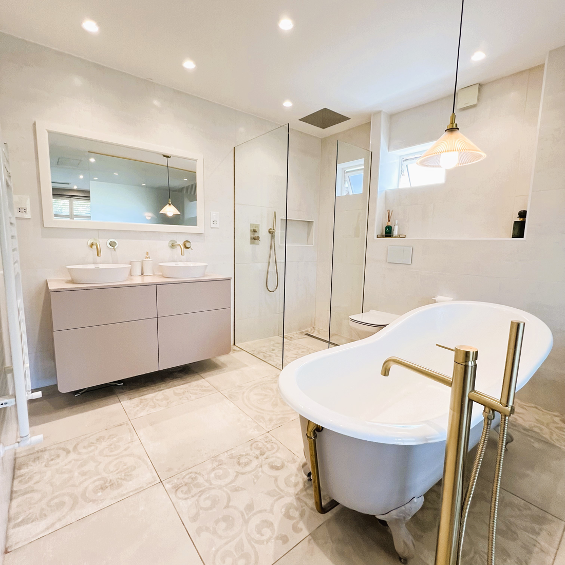 A Refined Principal Suite in Hendon - Bathroom